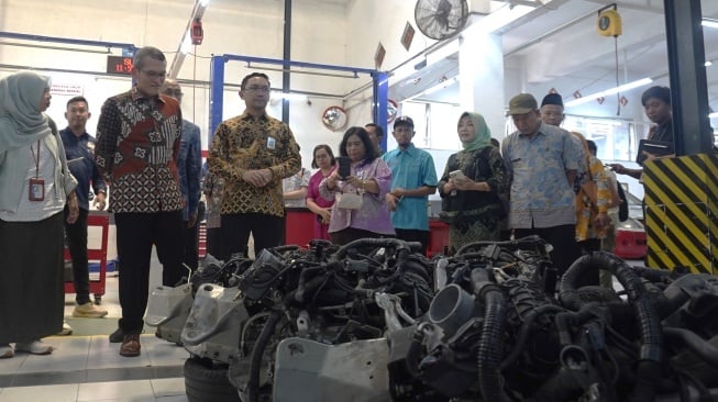 Daihatsu Perkuat SDM dengan Donasi Alat Manufaktur dan Transmisi Mesin. (Foto: Daihatsu Indonesia)