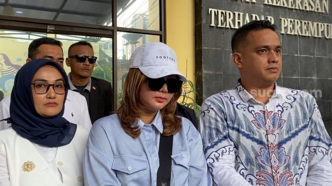 Pratiwi Noviyanthi alias Teh Novi saat ditemui usai membuat aduan di Komnas Perempuan di kawasan Menteng, Jakarta Pusat, Selasa (10/12/2024). [Suara.com/Tiara Rosana]