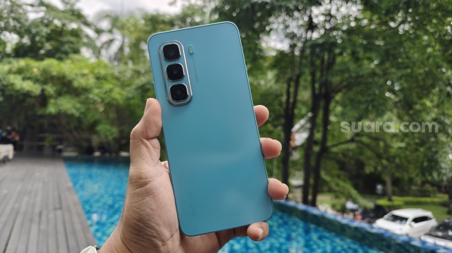 Infinix Hot 50 Pro yang resmi meluncur ke Indonesia pada Rabu (11/12/2024). [Suara.com/Dicky Prastya]