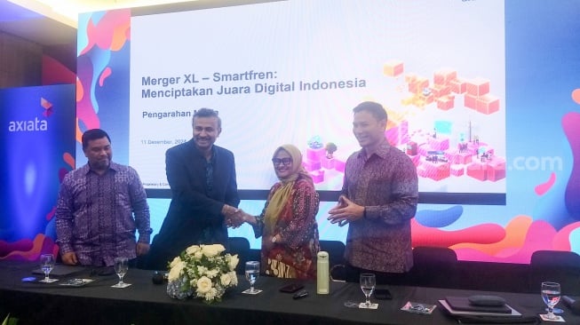 CEO & Managing Director Axiata, Vivek Sood, bersalaman dengan Presiden Direktur & CEO XL Axiata, Dian Siswarini. [Suara/Lintang Siltya Utami]