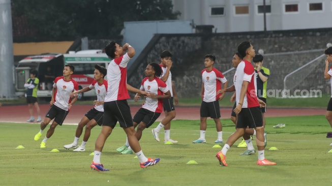 Pemain Timnas Indonesia menjalani sesi official training di Stadion Sriwedari, Solo, Rabu (11/12/2024). Skuad Garuda bakal menjamu Laos pada matchday kedua Grup B Piala AFF 2024 di Stadion Manahan, Solo, Kamis (12/12/2024). [Suara.com/Ronald Seger Prabowo]