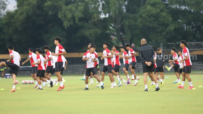 Pemain Timnas Indonesia menjalani sesi official training di Stadion Sriwedari, Solo, Rabu (11/12/2024). Skuad Garuda bakal menjamu Laos pada matchday kedua Grup B Piala AFF 2024 di Stadion Manahan, Solo, Kamis (12/12/2024). [Suara.com/Ronald Seger Prabowo]