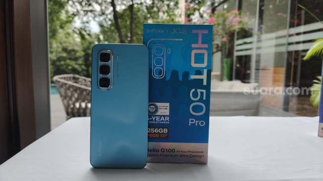 Infinix Hot 50 Pro yang resmi meluncur ke Indonesia pada Rabu (11/12/2024). [Suara.com/Dicky Prastya]