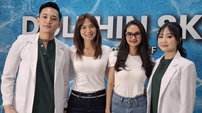 Kinaryosih dan Faby Marcelia bersama dokter dari Dermapro. [Instagram]