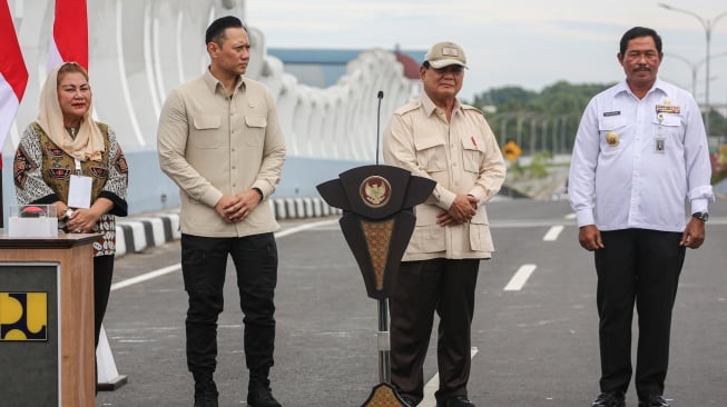 Presiden Prabowo Subianto (kedua kanan) didampingi Menko Bidang Infrastruktur dan Pembangunan Kewilayahan (IPK) Agus Harimurti Yudhoyono (kedua kiri), Pj Gubernur Jawa Tengah Nana Sudjana (kanan), dan Wali Kota Semarang Hevearita Gunaryanti Rahayu (kiri) saat menghadiri peresmian Jalan Layang (Flyover) Arteri Madukoro, Semarang, Jawa Tengah, Rabu (11/12/2024). [ANTARA FOTO/Makna Zaezar/rwa]