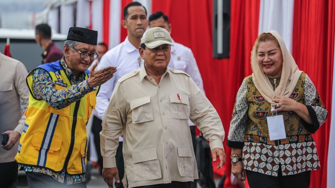 Presiden Prabowo Subianto (kedua kanan) didampingi Menko Bidang Infrastruktur dan Pembangunan Kewilayahan (IPK) Agus Harimurti Yudhoyono (kedua kiri), Pj Gubernur Jawa Tengah Nana Sudjana (kanan), dan Wali Kota Semarang Hevearita Gunaryanti Rahayu (kiri) saat menghadiri peresmian Jalan Layang (Flyover) Arteri Madukoro, Semarang, Jawa Tengah, Rabu (11/12/2024). [ANTARA FOTO/Makna Zaezar/rwa]