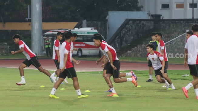 Pemain Timnas Indonesia menjalani sesi official training di Stadion Sriwedari, Solo, Rabu (11/12/2024). Skuad Garuda bakal menjamu Laos pada matchday kedua Grup B Piala AFF 2024 di Stadion Manahan, Solo, Kamis (12/12/2024). [Suara.com/Ronald Seger Prabowo]