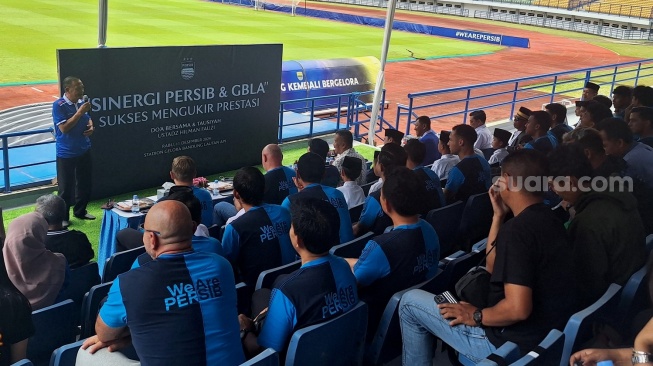 Persib gelar doa bersama di Stadion Gelora Bandung Lautan Api (GBLA), Kota Bandung. [Suara.com/Rahman]