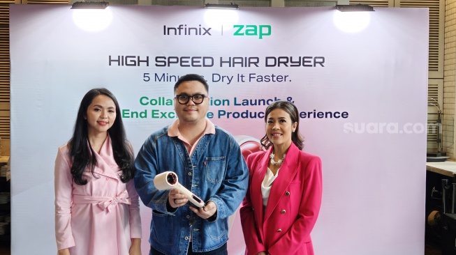 Infinix High Speed Hair Dryer, pengering rambut pertama Infinix yang resmi diluncurkan ke Indonesia pada Rabu (11/12/2024). [Suara.com/Dicky Prastya]