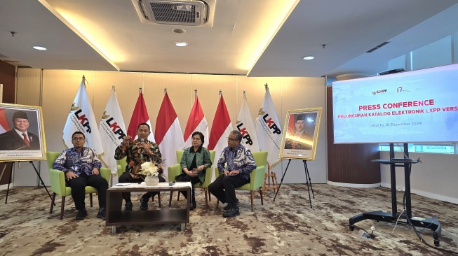 (Kiri ke Kanan) Deputi Bidang Transformasi Pengadaan Digital LKPP Patria Susantosa, Kepala LKPP Hendrar Prihadi, Direktur Enterprise & Business Service Telkom FM Venusiana R, dan Sekretaris Utama LKPP Iwan Herniwan pada acara Press Conference Peluncuran Katalog Elektronik Versi 6.0 di Istana Negara, Jakarta, Selasa (10/12/2024) (Dok. Telkom) 