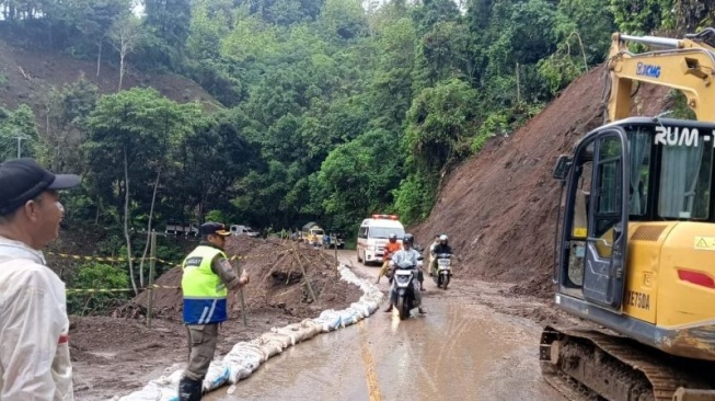 Antisipasi Longsor Susulan, Jalan Nasional Ruas Kiaradua-Waluran Sukabumi Ditutup