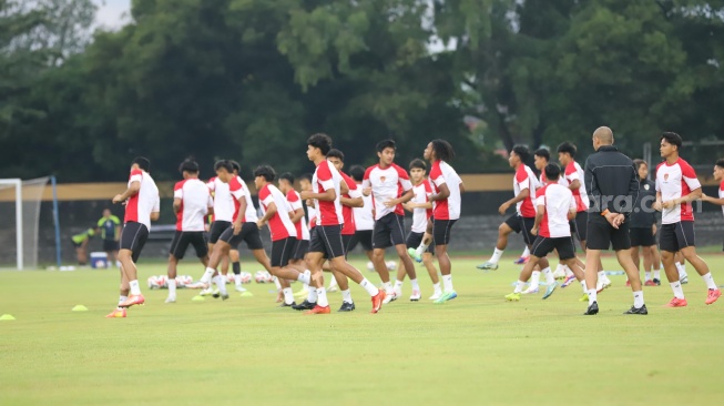 Pemain Timnas Indonesia menjalani sesi official training di Stadion Sriwedari, Solo, Rabu (11/12/2024). Skuad Garuda bakal menjamu Laos pada matchday kedua Grup B Piala AFF 2024 di Stadion Manahan, Solo, Kamis (12/12/2024). [Suara.com/Ronald Seger Prabowo]