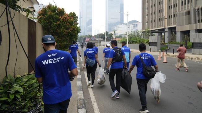 Lari Sambil Pungut Sampah, Bluebird dan Rekosistem Plogging untuk Langit Lebih Biru