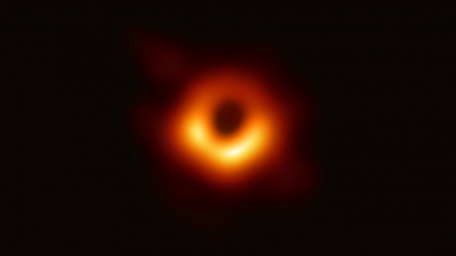 Gambar pertama lubang hitam dibuat menggunakan pengamatan pusat galaksi M87 yang diambil oleh Event Horizon Telescope. [NASA/Event Horizon Telescope Collaboration]