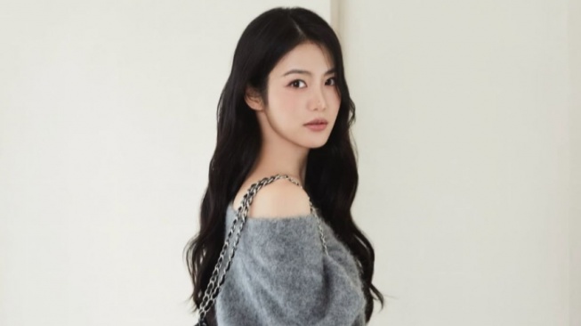 Bergaya Kapan Saja! 4 Ide Mix and Match OOTD Chic ala Shin Ye-eun