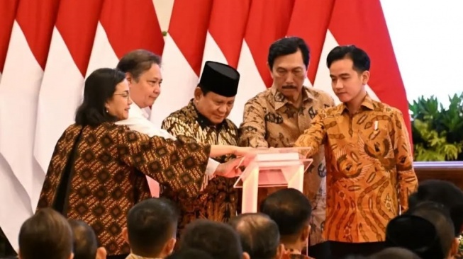 Isu Pemakzulan Wapres, Luhut Bela Gibran: Jika Tak Taat Konstitusi, Jangan Tinggal di Indonesia!