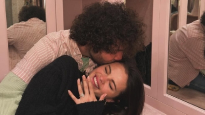 7 Pria yang Pernah Dekat dengan Selena Gomez, Kini Sang Aktris Dilamar Benny Blanco