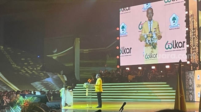 Momen Bahlil Terpeleset Lidah Salah Sebut Jabatan Ahmad Muzani di HUT Golkar: Masuk Barang, Masuk