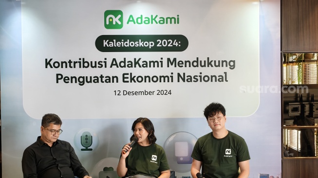 Chief of Public Affairs AdaKami, Karissa Sjawaldy (tengah) saat konferensi pers di Jakarta pada Rabu (12/12/2024). [Suara.com/Dicky Prastya]