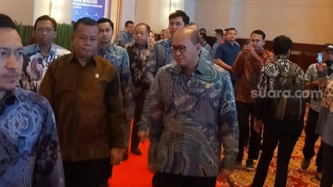 Menteri Investasi dan Hilirisasi/Kepala BKPM, Rosan Perkasa Roeslani (paling kanan) dalam Rakornas Investasi 2024 (Suara.com/CNR ukirsari)