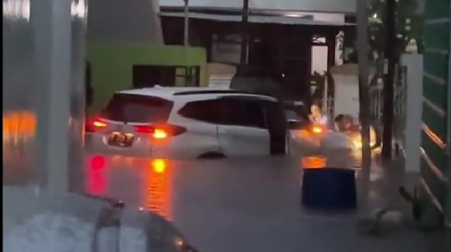 Detik-detik mobil terkepung banjir di Graha Sapta, Tembalang. Kota Semarang Rabu (11/12/2024). [X/@RagilSemar]