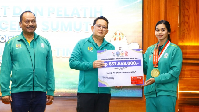 Penjabat (Pj.) Gubernur Jawa Timur Adhy Karyono menyerahkan bonus dengan nilai total Rp160 miliar kepada para atlet dan pelatih Jawa Timur yang telah mempersembahkan prestasi di Pekan Olahraga Nasional (PON) XXI Aceh - Sumut di Gedung Negara Grahadi Surabaya, Rabu (11/12/2024) (Dok. Pemprov Jatim)