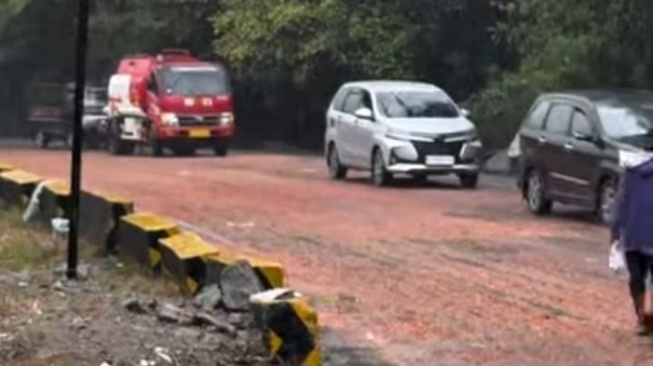 Hati-hati! Minyak CPO Tumpah di Sitinjau Lauik, Padang-Solok Macet