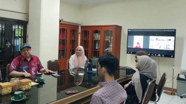 Presiden BEM Fakultas Kesehatan Masyarakat Universitas Hasanuddin Makassar, Fajrul Palaq, dipanggil Komisi Disiplin. Usai memasang spanduk bertuliskan, "Dosen Pemerkosa Kena Skorsing, Mahasiswa Protes Kena DO" [SuaraSulsel.id/Lorensia Clara]