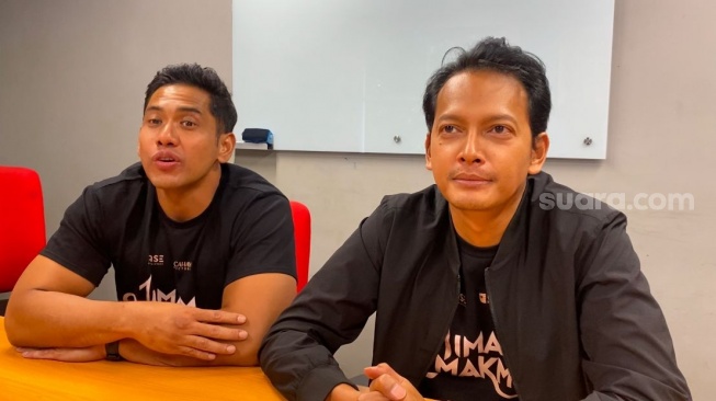 Fedi Nuril dan Tommy Fadjar saat berkunjung ke kantor Suara.com di kawasan Kuningan, Jakarta Selatan, Kamis (12/12/2024). [Suara.com/Tiara Rosiana]