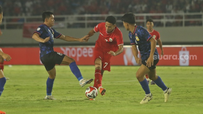 Gelandang Timnas Indonesia, Marselino Ferdinan melepas sepakan ke gawang Laos dalam matchday kedua Grup B Piala AFF 2024 di Stadion Manahan, Solo, Kamis (12/12/2024). [Suara.com/Ronald Seger Prabowo]