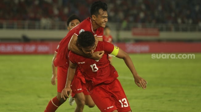 Bek Timnas Indonesia, Pratama Arhan merayakan gol yang dicetak Muhammad Ferrari ke gawang Laos dalam matchday kedua Grup B Piala AFF 2024 di Stadion Manahan, Solo, Kamis (12/12/2024). [Suara.com/Ronald Seger Prabowo]