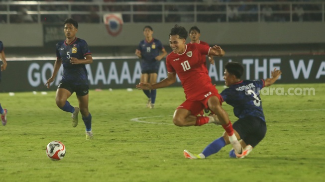 Striker Timnas Indonesia, Rafael Struick terpelanting usai ditekel pemain Laos dalam matchday kedua Grup B Piala AFF 2024 di Stadion Manahan, Solo, Kamis (12/12/2024). [Suara.com/Ronald Seger Prabowo]