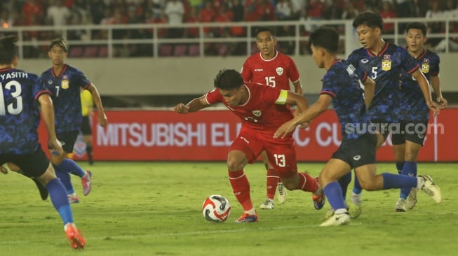 Bek Timnas Indonesia, Muhammad Ferrari berusaha melewati sejumlah pemain Laos dalam matchday kedua Grup B Piala AFF 2024 di Stadion Manahan, Solo, Kamis (12/12/2024). [Suara.com/Ronald Seger Prabowo]