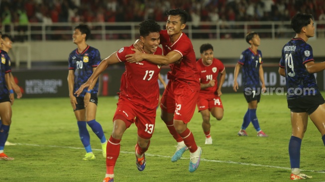 Bek Timnas Indonesia, Pratama Arhan merayakan gol yang dicetak Muhammad Ferrari ke gawang Laos dalam matchday kedua Grup B Piala AFF 2024 di Stadion Manahan, Solo, Kamis (12/12/2024). [Suara.com/Ronald Seger Prabowo]