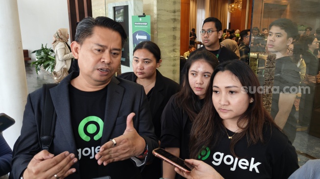 Head of Region Gojek, Gede Manggala (kiri) saat ditemui di sela-sela konferensi pers Gojek soal kekerasan seksual dan pelecehan seksual yang digelar di Hotel Morrissey, Jakarta, Jumat (13/12/2024). [Suara.com/Dicky Prastya]