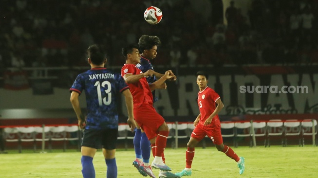 Bek Timnas Indonesia, Pratama Arhan berduel dengan pemain Laos dalam matchday kedua Grup B Piala AFF 2024 di Stadion Manahan, Solo, Kamis (12/12/2024). [Suara.com/Ronald Seger Prabowo]