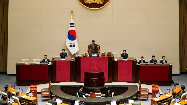 Ketua Majelis Nasional Korea Selatan Woo Won-shik mengetuk palu saat sidang pleno untuk pemungutan suara pemakzulan Presiden Yoon Suk Yeol di Majelis Nasional di Seoul, Korea Selatan, Sabtu (14/12/2024). [Woohae Cho / POOL / AFP]