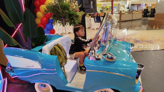 Seorang anak bermain di Timezone Sun Plaza Medan. [Suara.com]