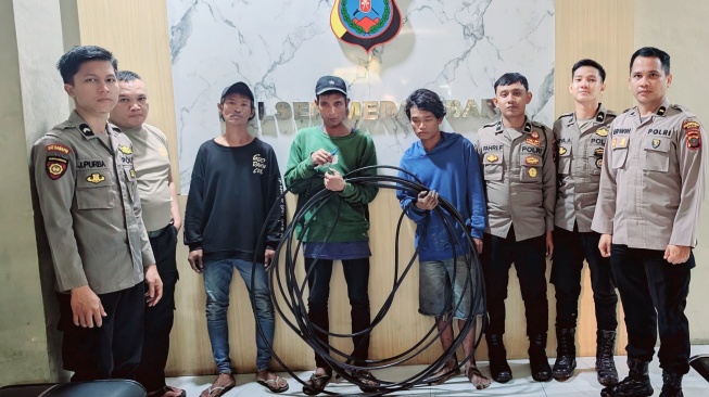 Polisi Tangkap Basah Tukang Parkir-Pemulung Pelaku Pencurian Kabel Telkom di Medan