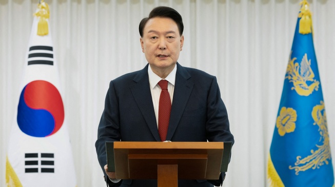 Presiden Yoon Suk Yeol memberikan pidato publik dari kediamannya di Seoul, Korea Selatan, Sabtu (14/12/2024). [Handout / Kantor Kepresidenan Korea Selatan / AFP]