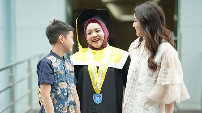 Mbak Lala pengasuh Rafathar diwisuda (Instagram)