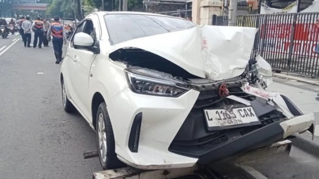 Mobil Tabrak Suroboyo Bus di Jalan Diponegoro, Penumpang Alami Pendarahan di Hidung