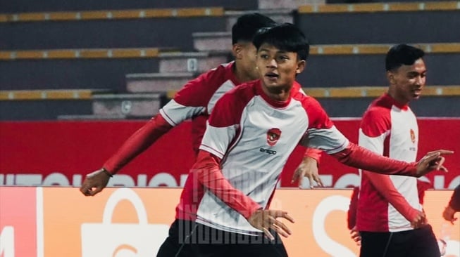 Gelandang Timnas Indonesia, Zanadin Fariz berlatih dengan rekan-rekannya jelang menghadapi Vietnam dalam matchday ketiga Grup B Piala AFF 2024. [Dok. PSSI]