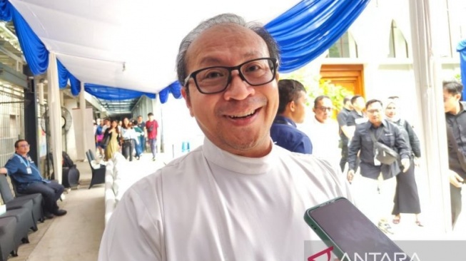 Pastor Kepala Gereja Katedral Jakarta Romo Hani Rudi Hartoko saat ditemui di Katedral Jakarta, Minggu (15/12/2024). ANTARA/Mentari Dwi Gayati