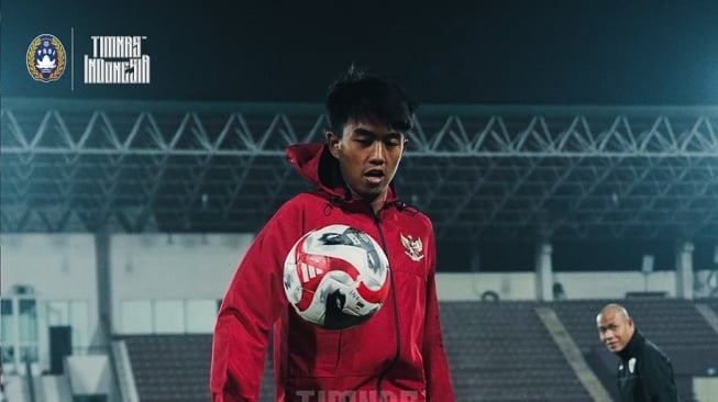 Bek Timnas Indonesia, Kakang Rudianto berlatih dengan rekan-rekannya jelang menghadapi Vietnam dalam matchday ketiga Grup B Piala AFF 2024. [Dok. PSSI]