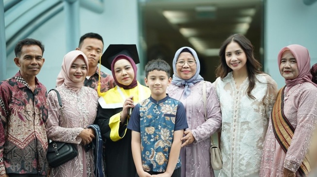 Mbak Lala pengasuh Rafathar diwisuda (Instagram)