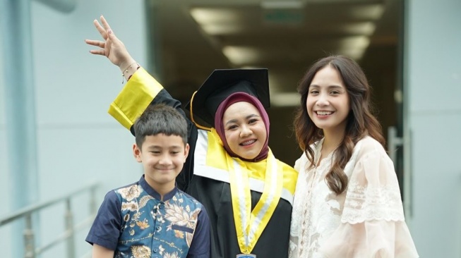 Majikan Top, Intip Potret Mbak Lala di Wisuda S1, Dapat Dukungan Penuh dari Nagita Slavina dan Raffi Ahmad