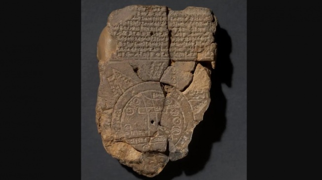 Ukiran di lempengan tanah liat oleh para ilmuwan disebut Imago Mundi [The British Museum]