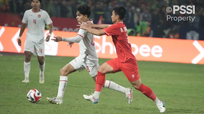 Gelandang Timnas Indonesia, Victor Dethan berduel dengan pemain Vietnam dalam lanjutan Piala AFF 2024 di Viet Tri Stadium pada Minggu (15/12/2024) malam WIB. [Dok PSSI]