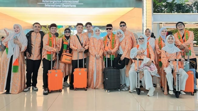 Ayu Ting Ting pergi umrah (Instagram)